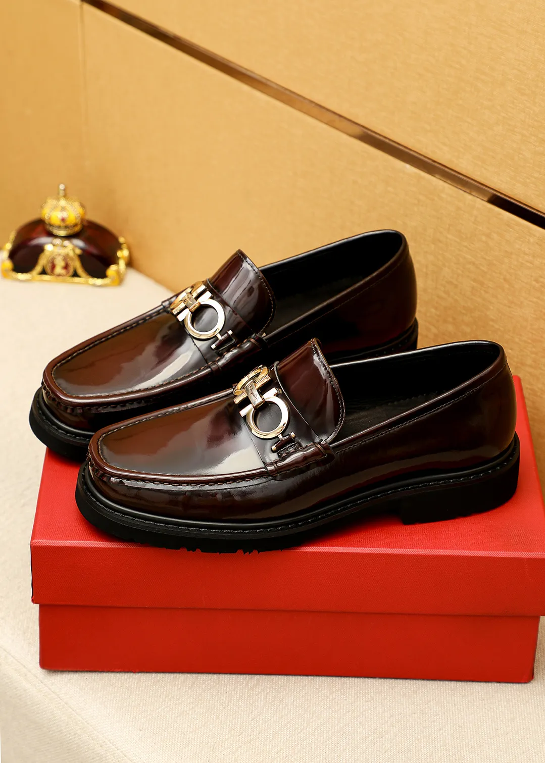 Men's shoes 💰520 💐 Product trademark: Ferragamo "Ferragamo" casual leather shoes Regular size: 38-44 (45.46🉑️customized) Product materials: Selected imported first-layer open-edge beaded cowhide leather upper + original hardware buckle, imported water-dyed cowhide leather lining. Strong three-dimensional visual effect, original outsole color: 1⃣️color optional